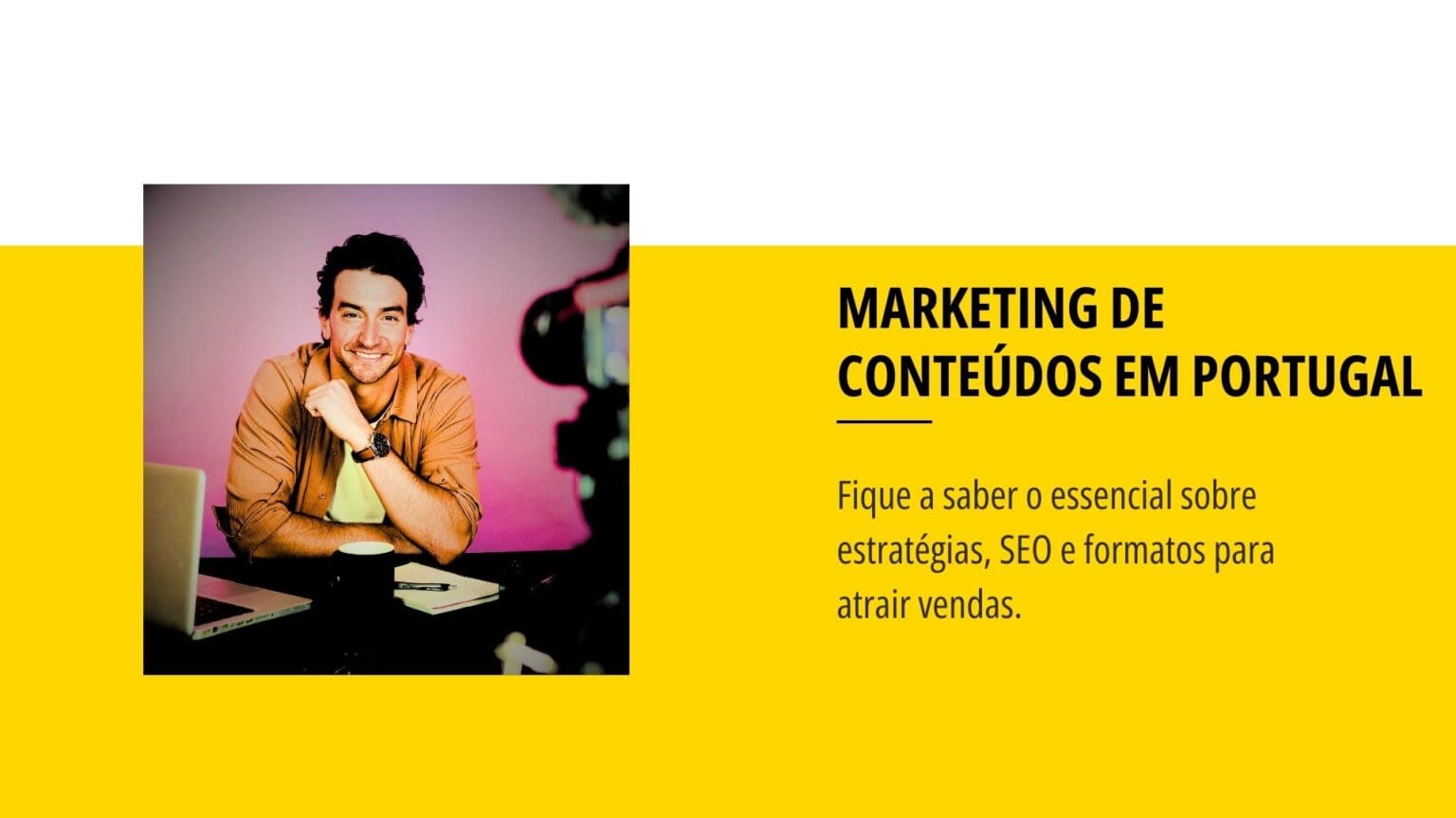 Homem sorridente sentado à secretária com portátil e caderno, com fundo colorido e legenda "Marketing de Conteúdos em Portugal – estratégias, SEO e formatos para atrair vendas