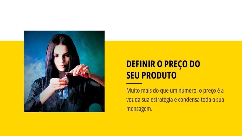 Design de imagem dividido. Esquerda: foto quadrada de uma mulher em robe preto concentrada em misturar líquidos coloridos místicos em vidraria de laboratório. Direita: bloco amarelo brilhante com o título "DEFINIR O PREÇO DO SEU PRODUTO" e um subtítulo explicativo. A imagem ilustra visualmente a complexidade estratégica de como definir o preço do seu produto como uma fórmula de negócios.